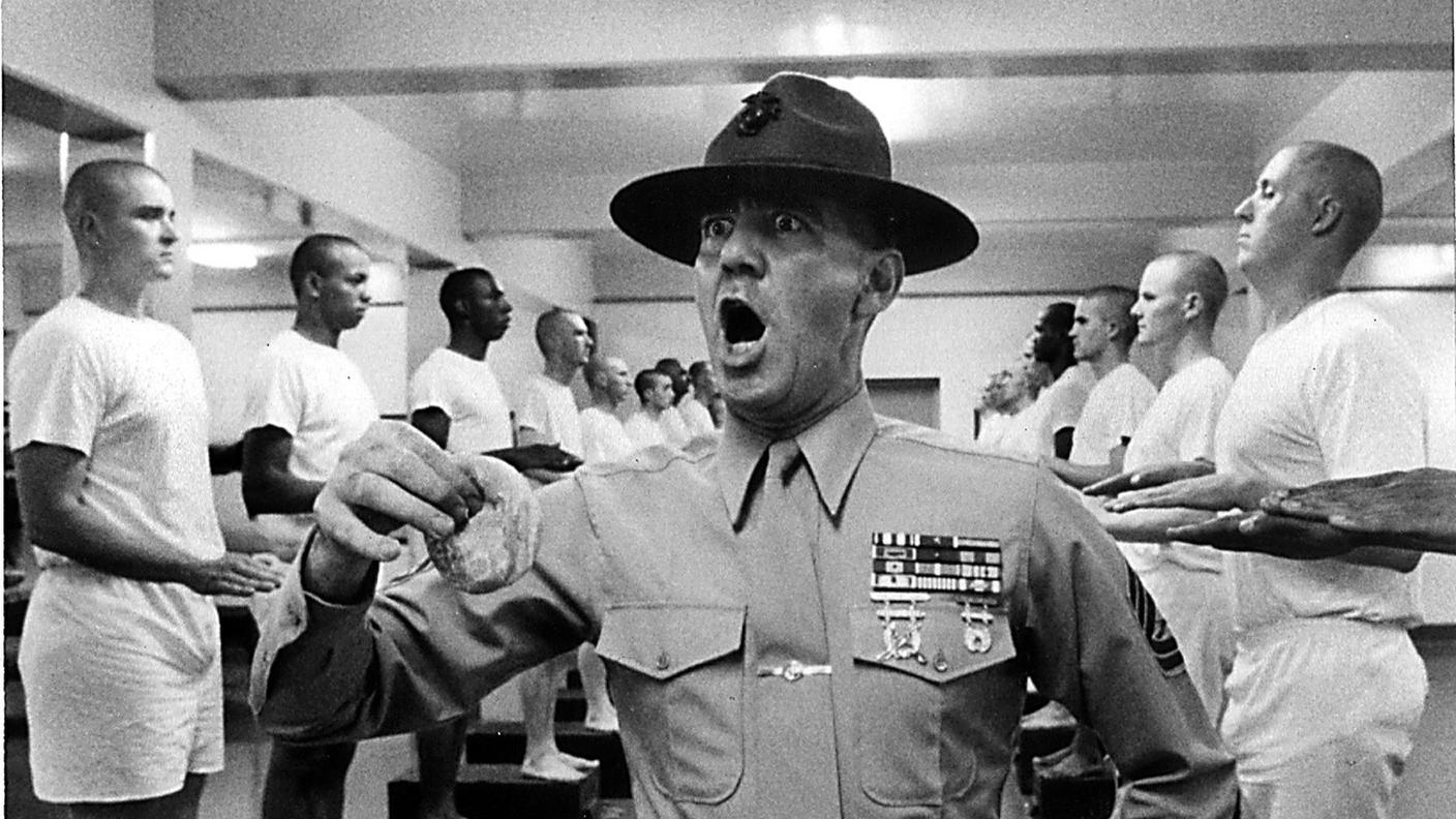 Ronald Lee Ermey nei panni del brutale sergente maggiore Hartman in "Full Metal Jacket"