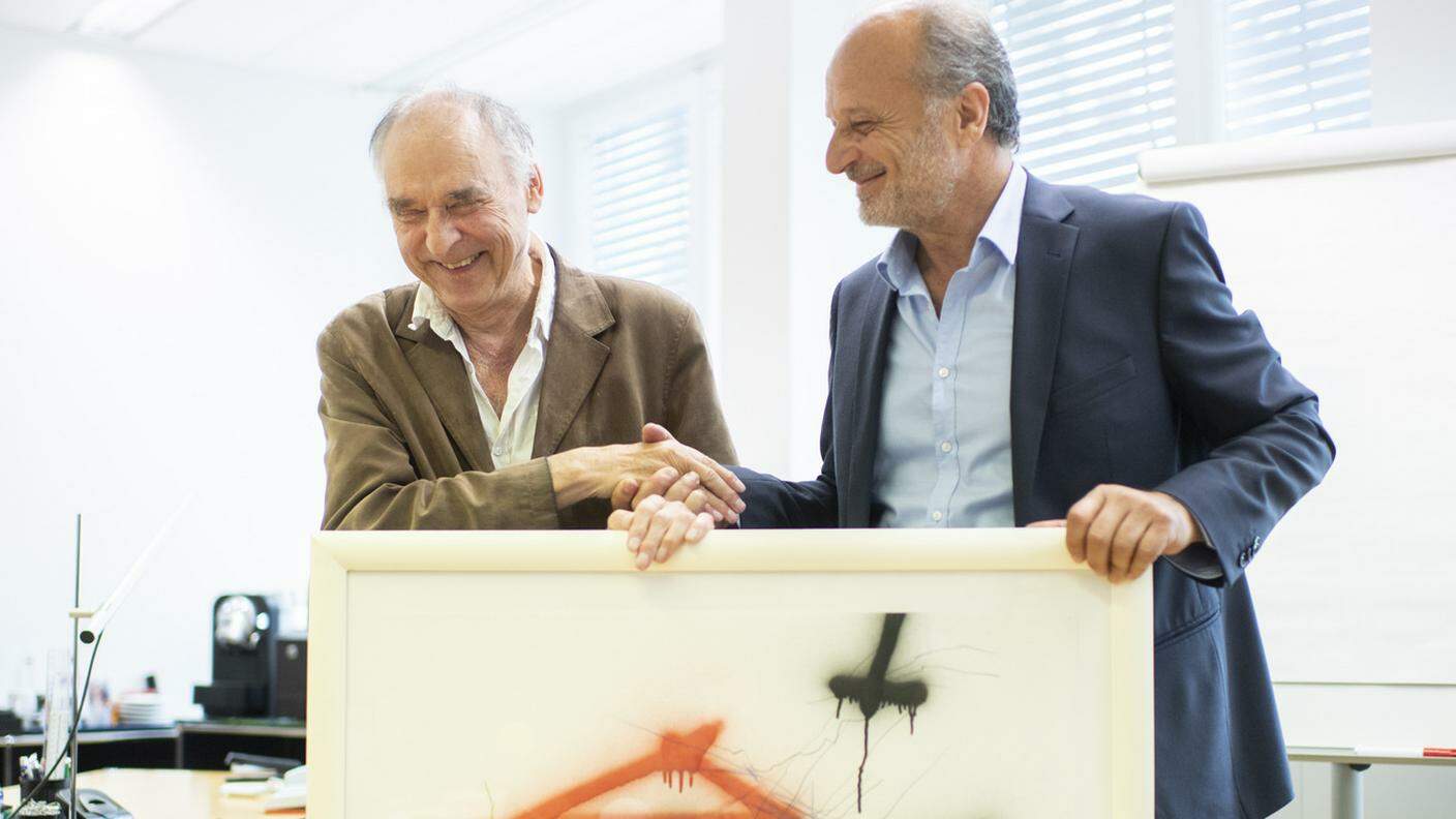 L'artista (a sinistra) consegna l'opera al responsabile del dicastero costruzioni di Zurigo