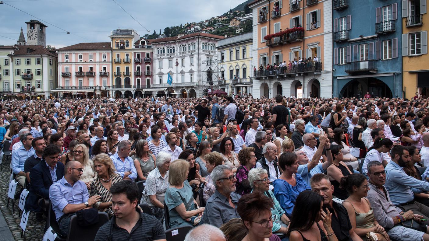 La piazza gremita di spettatori