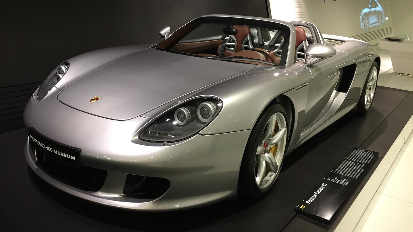 Una Porsche Carrera GT, poderosa supercar d'inizio terzo millennio