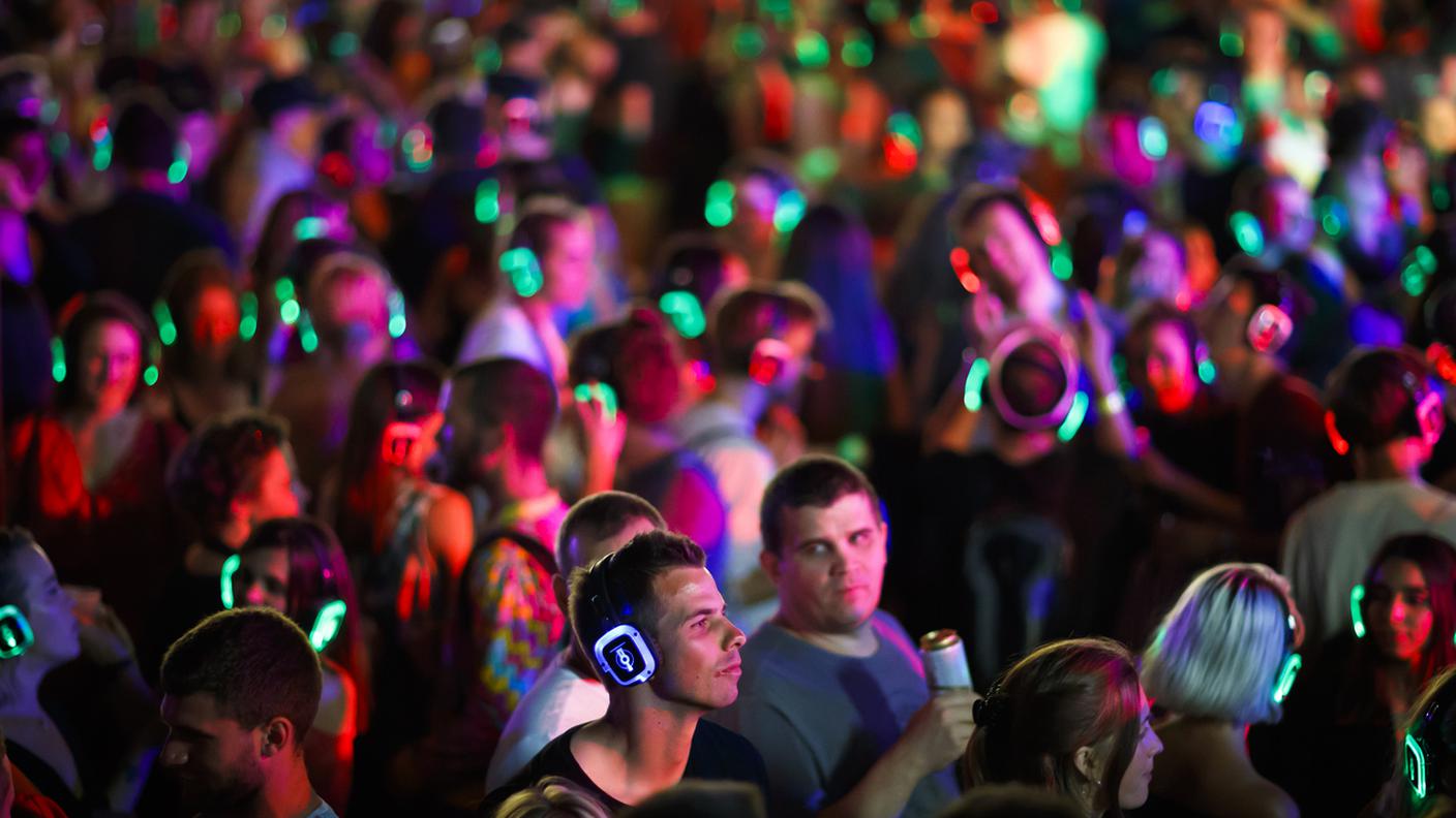 Con la musica nelle cuffie al party silenzioso