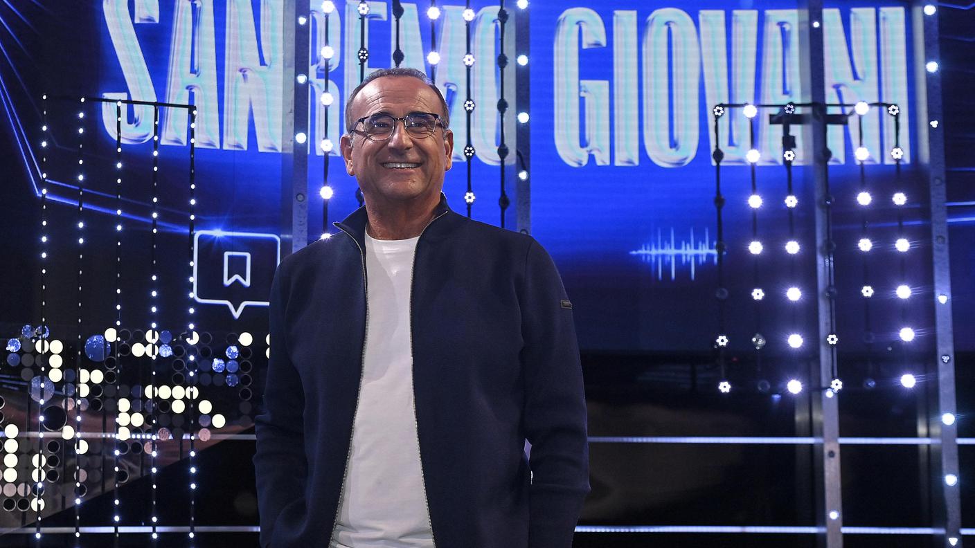 Carlo Conti annuncia in diretta TV i cantanti di Sanremo 2025