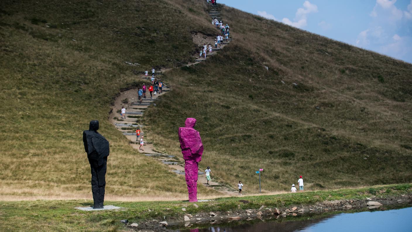 Due delle opere in riva al laghetto