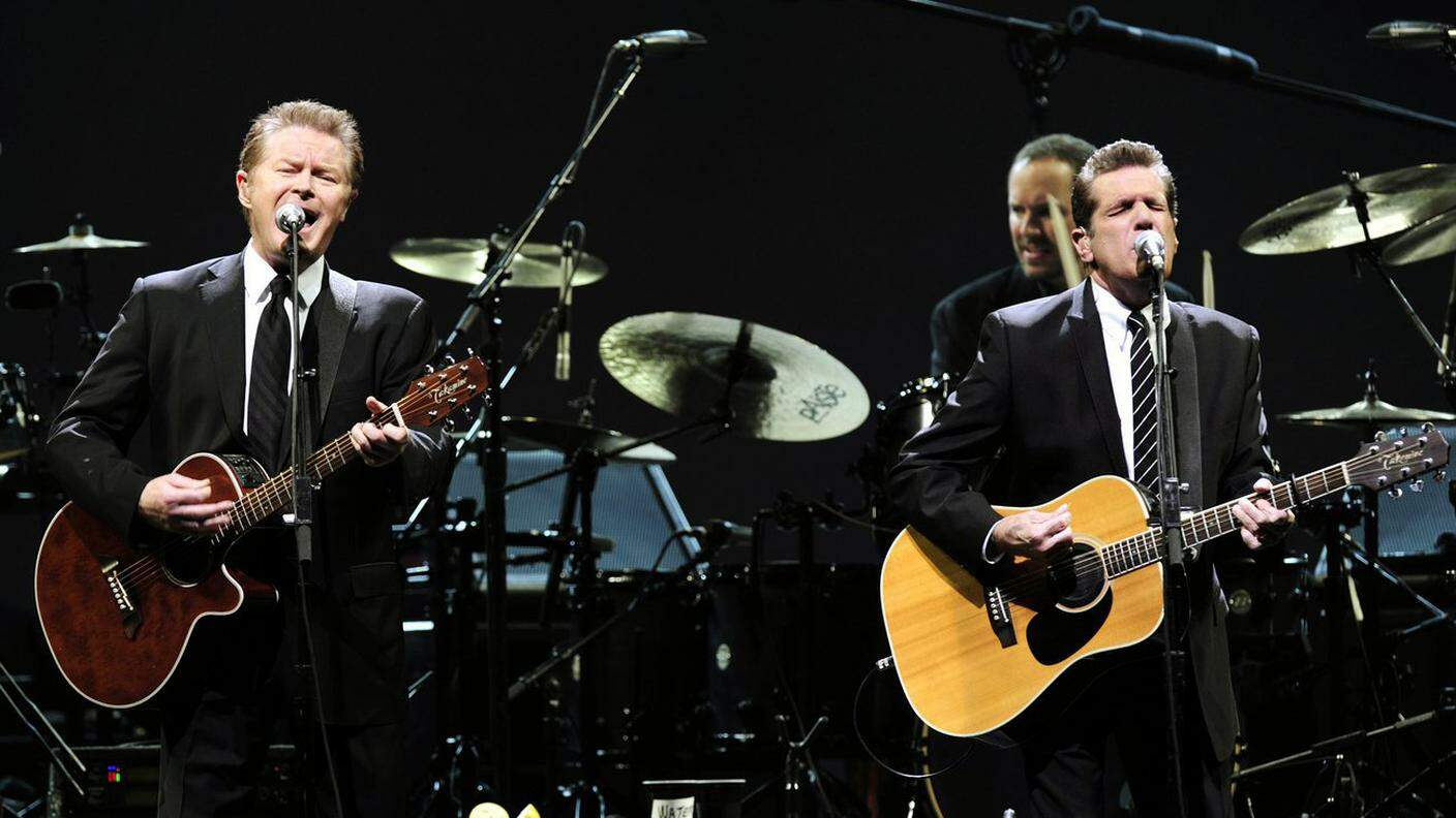 Don Henley e Glenn Frey durante un concerto a Zurigo nel 2009. Il secondo è morto nel 2016