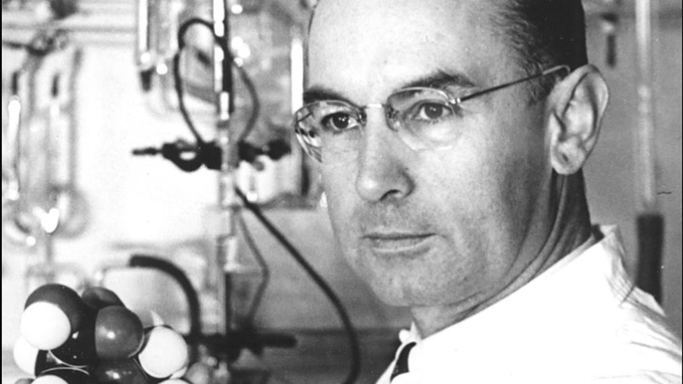 Albert Hofmann con un modello molecolare dell’LSD  
