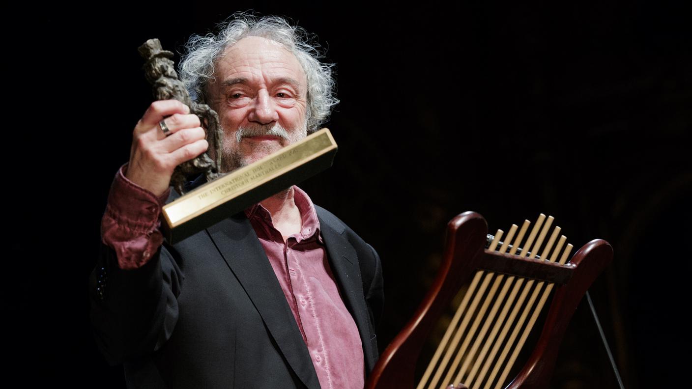 Christoph Marthaler con il premio Ibsen.jpg