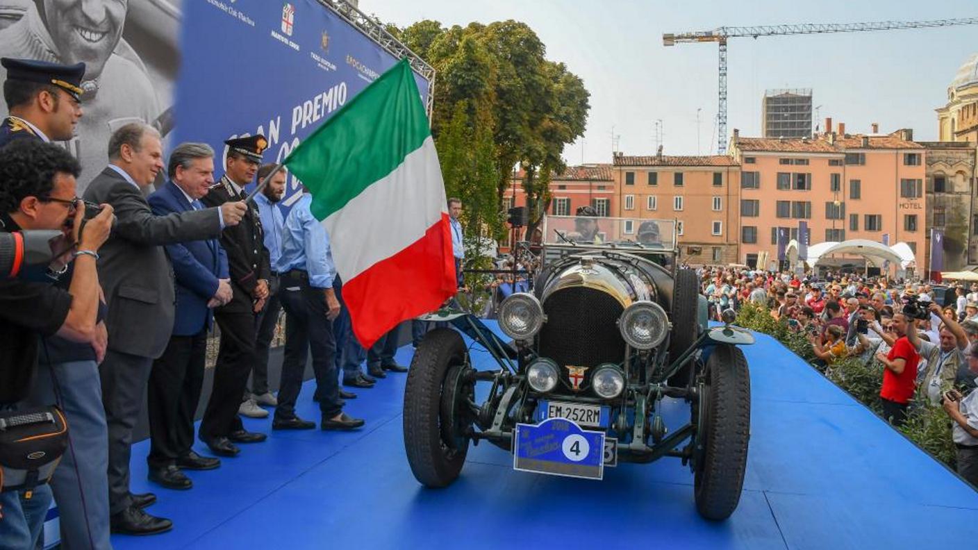 La partenza venerdì da Mantova di una Bentley "3 Litre" del 1925