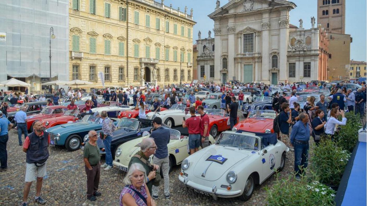 Le auto storiche a Mantova in attesa della partenza con in primo piano due Porsche