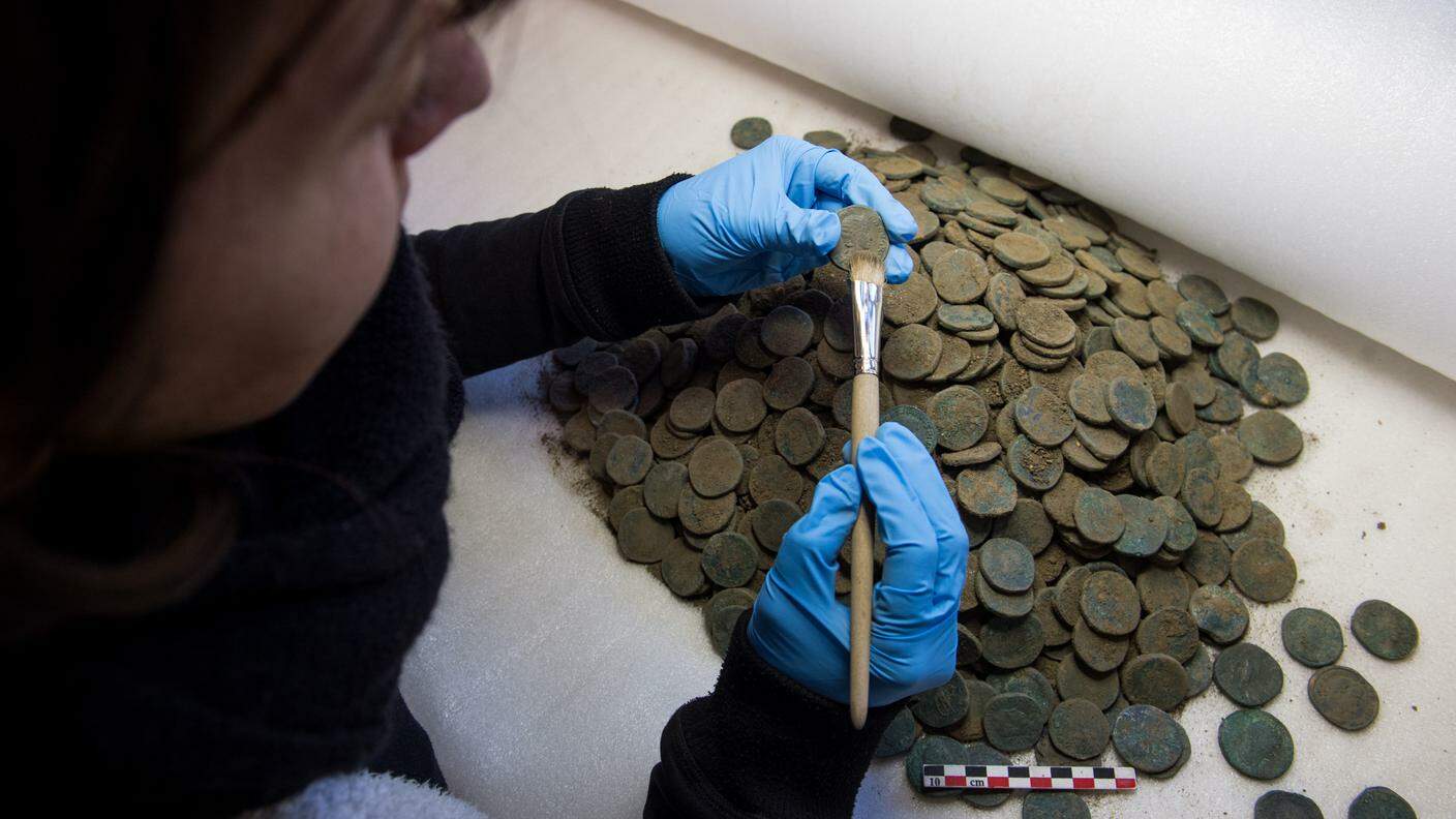 Nel centro di Como sono state ritrovate 1'000 monete all'interno di un recipiente in pietra ollare 