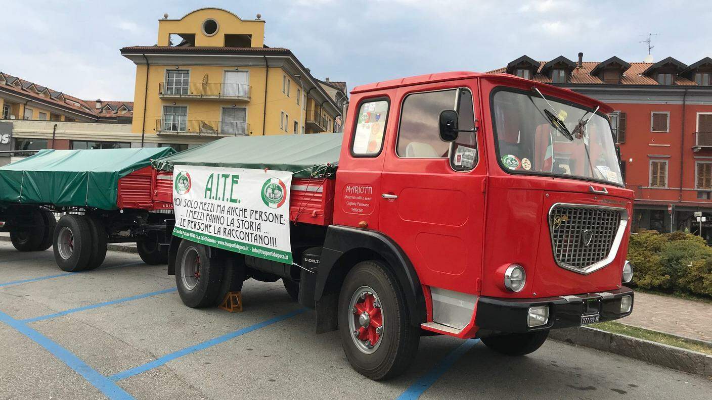 Uno degli ultimi camion-rimorchio Lancia in evidenza nella piazza di Verbania
