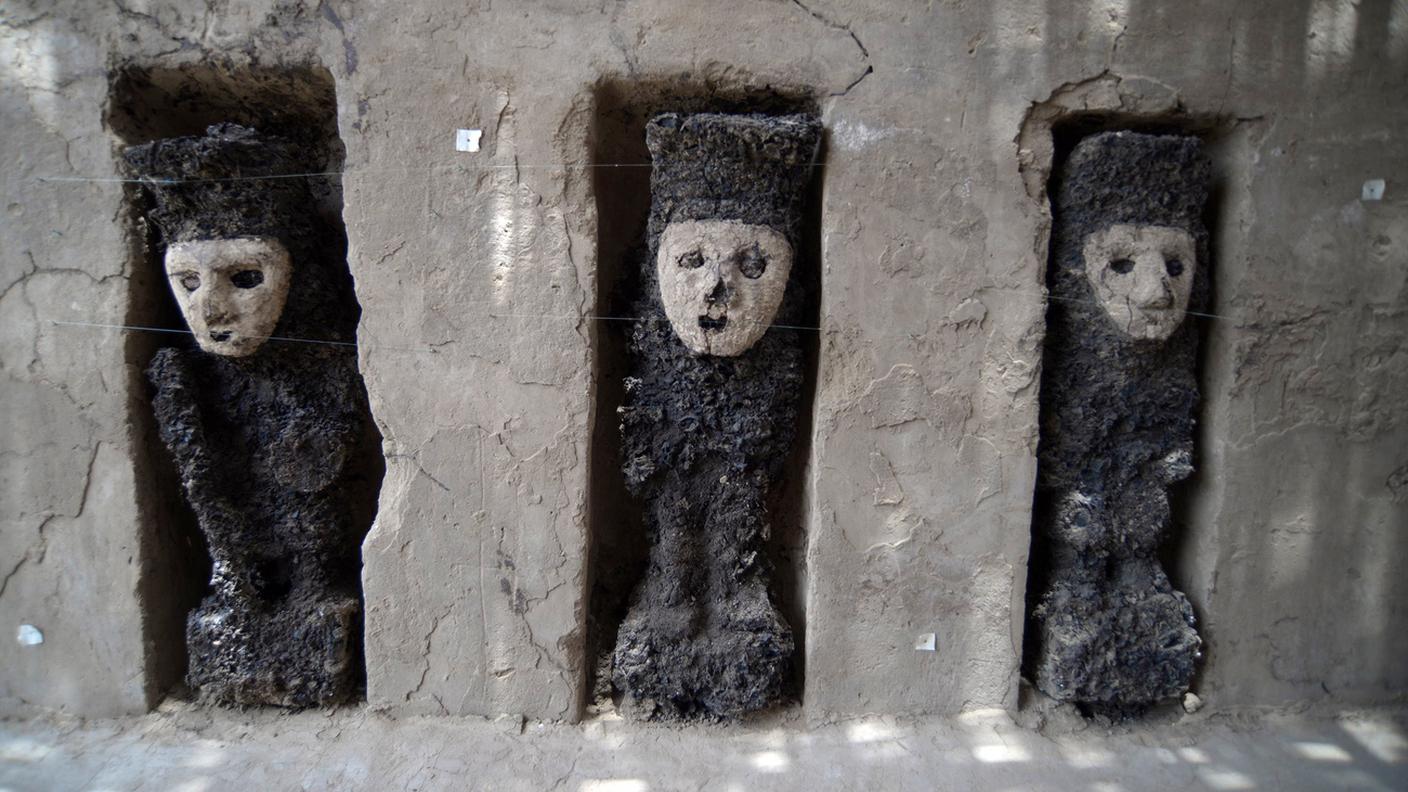 Tre delle venti sculture in legno rivenute nella cittadella di Chan Chan