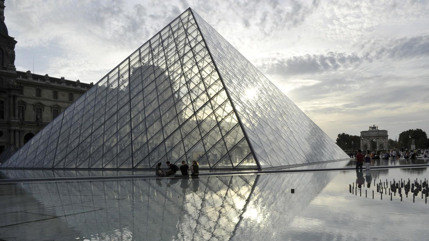 La piramide di vetro del Louvre
