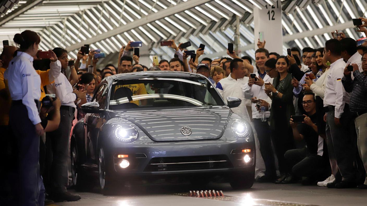 L'ultimo VW Maggiolino lascia le linee di montaggio della fabbrica di Puebla