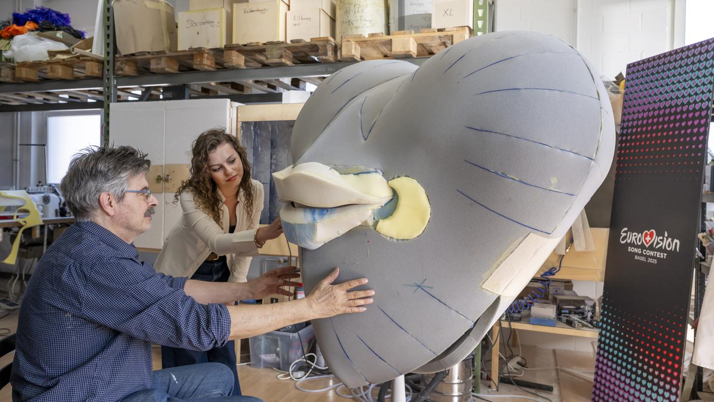 La designer Lynn Brunner controlla il lavoro di Beat Kipfer del s'ander Atelier.jpg