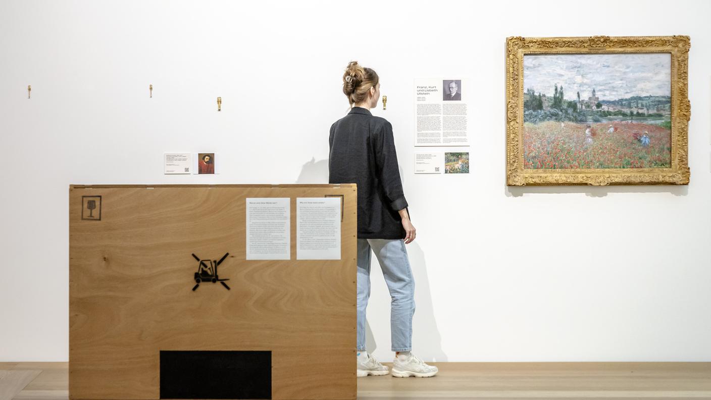 Una visitatrice accanto a un'opera di Monet