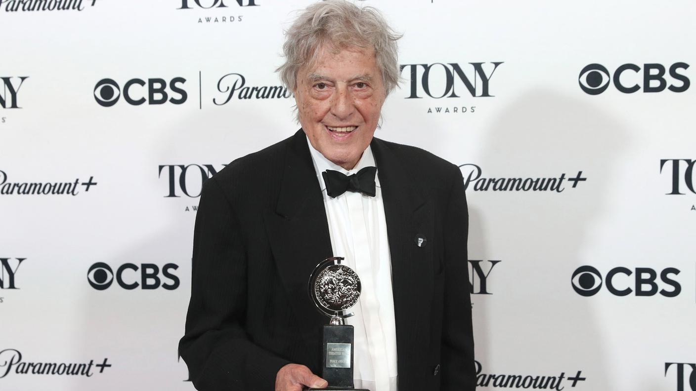 Tom Stoppard posa con il suo Tony Award nella sala stampa durante la 76ª edizione dei Tony Awards al Radio Hotel di New York, l'11 giugno 2023