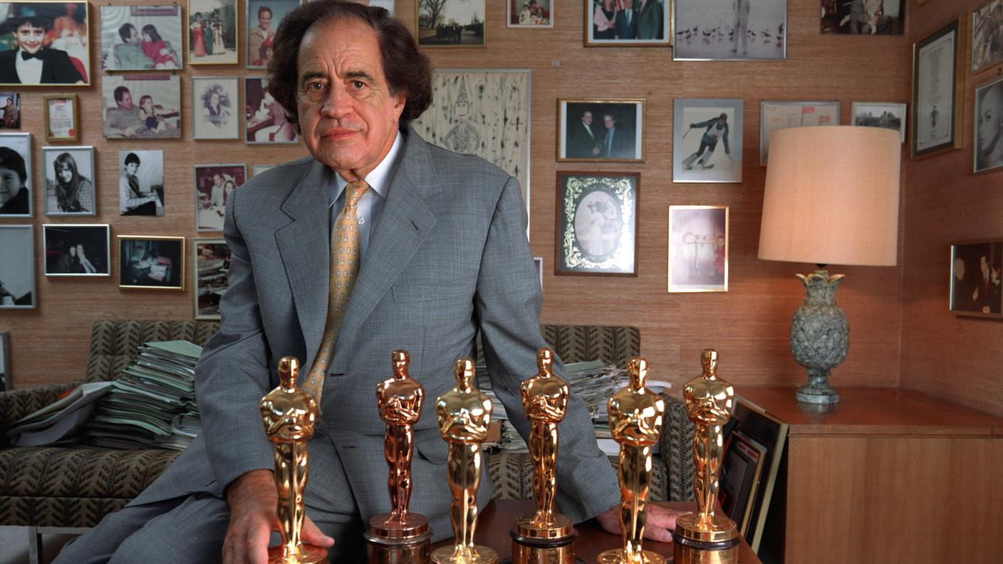 Arthur Cohn e le sue sei statuette nel suo ufficio a Basilea nel 2000