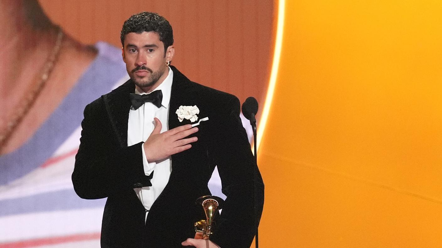 Il musicista portoricano Bad Bunny mentre riceve il premio per il miglior album dell'anno ai Grammy Awards 2026