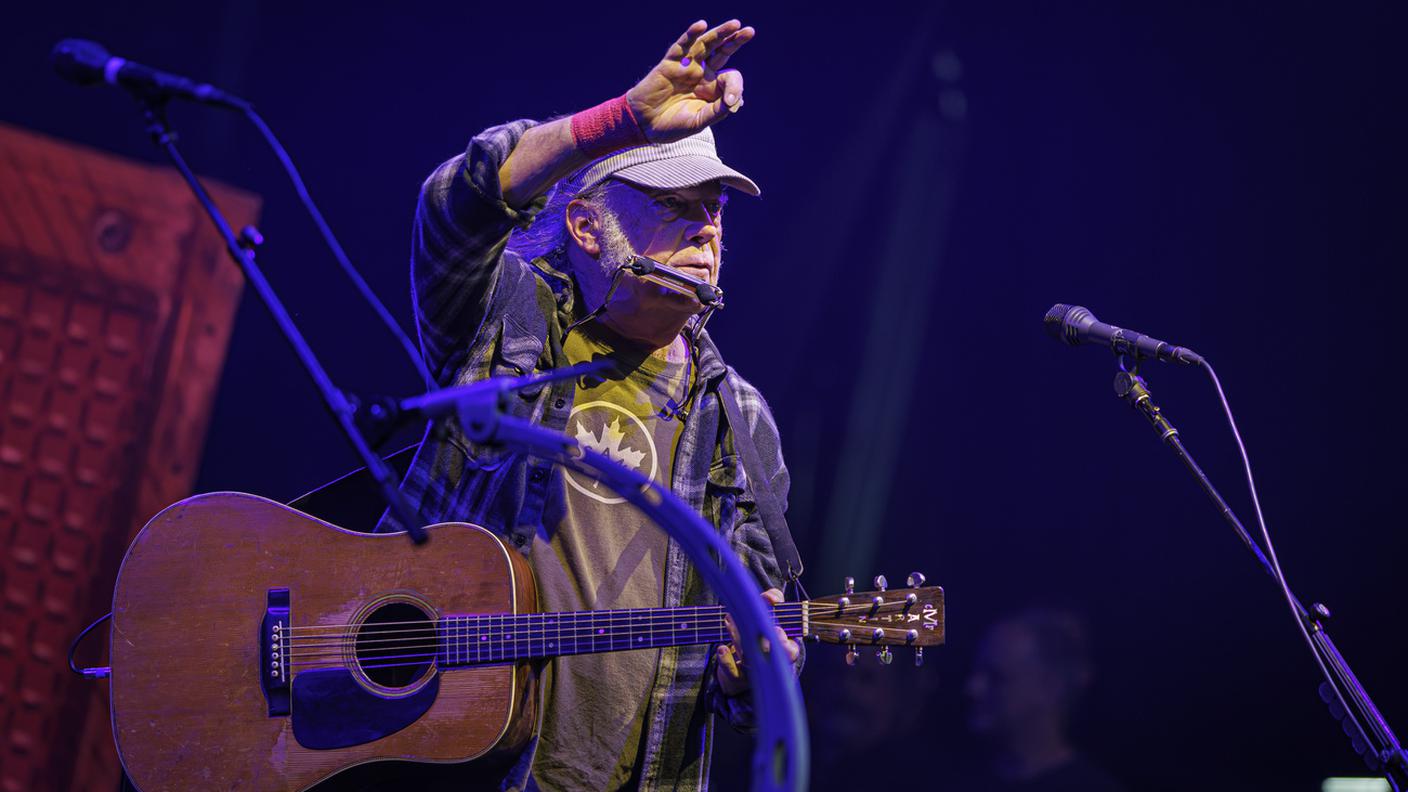 Neil Young sul palco del Montreux Jazz Festival nel luglio del 2025
