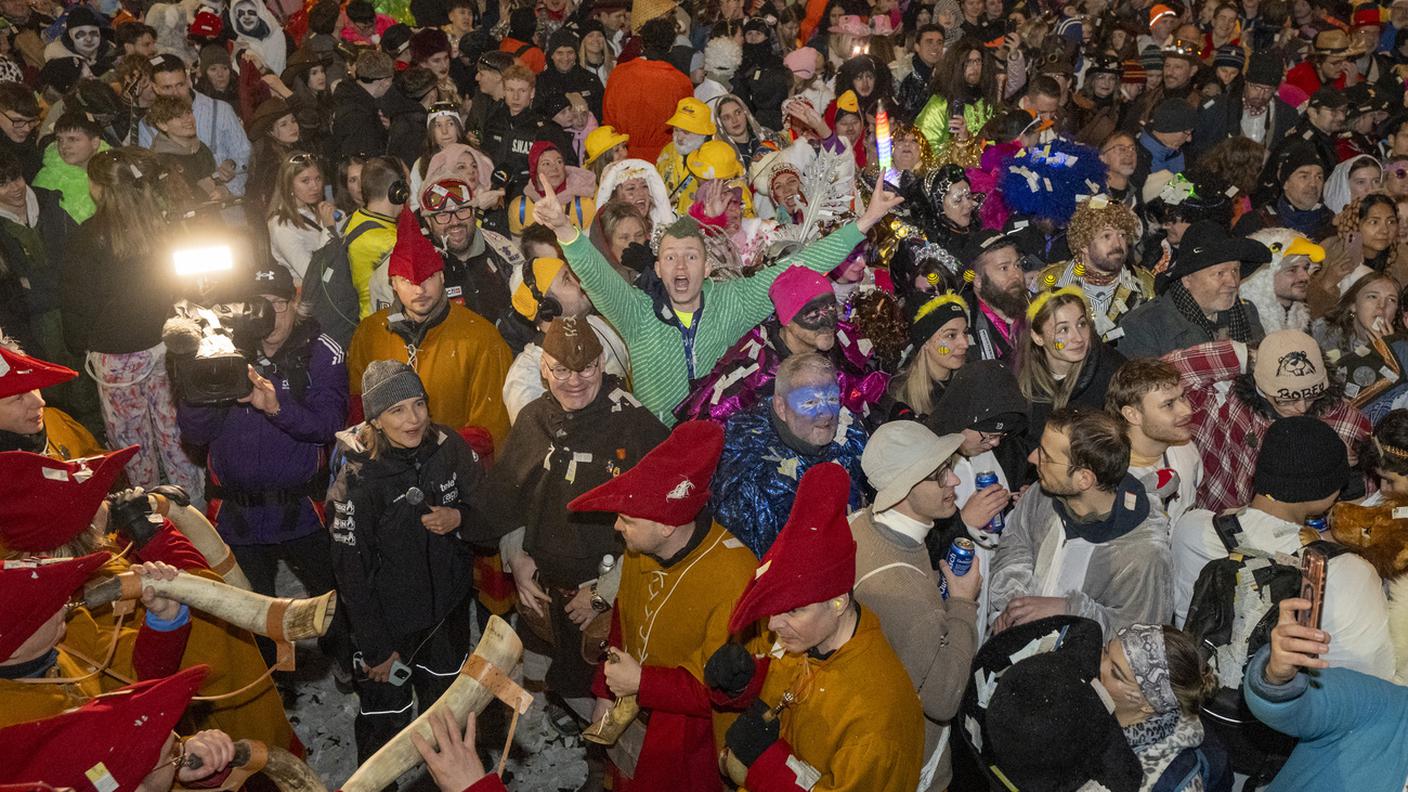 Una folla imponente stimata in 25'000 persone ha fatto presenza fin da subito al debutto del Carnevale di Lucerna 2026