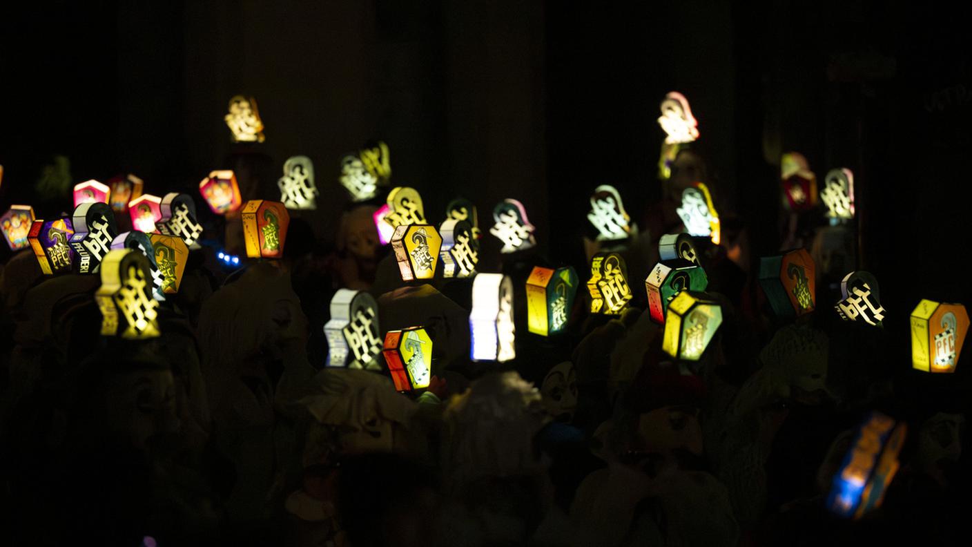 Le lanterne hanno iniziato ad animare e illuminare le strade di Basilea fin dalle 4.00 del mattino di lunedì 23