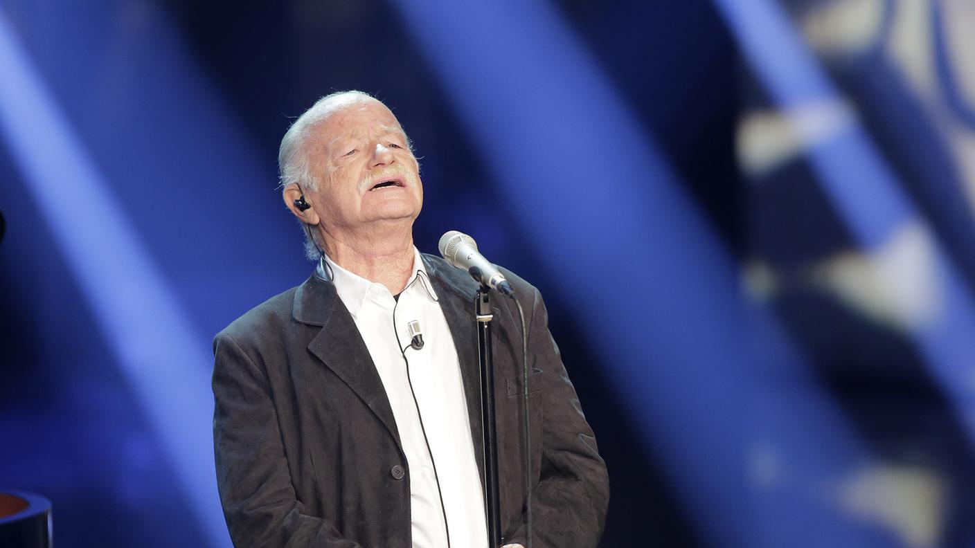 Il grande artista, qui ripreso durante una trasmissione televisiva nel 2012