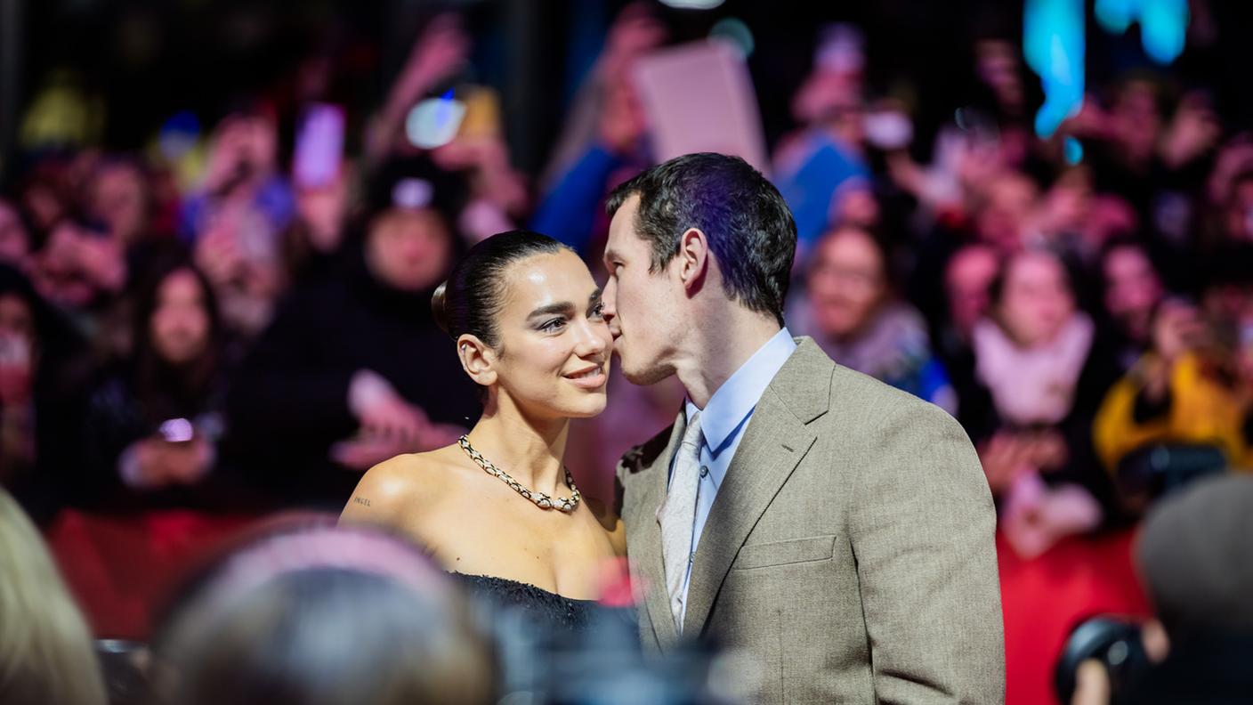 Dua Lipa e Callum Turner alla Berlinale 2026, lo scorso febbraio.
