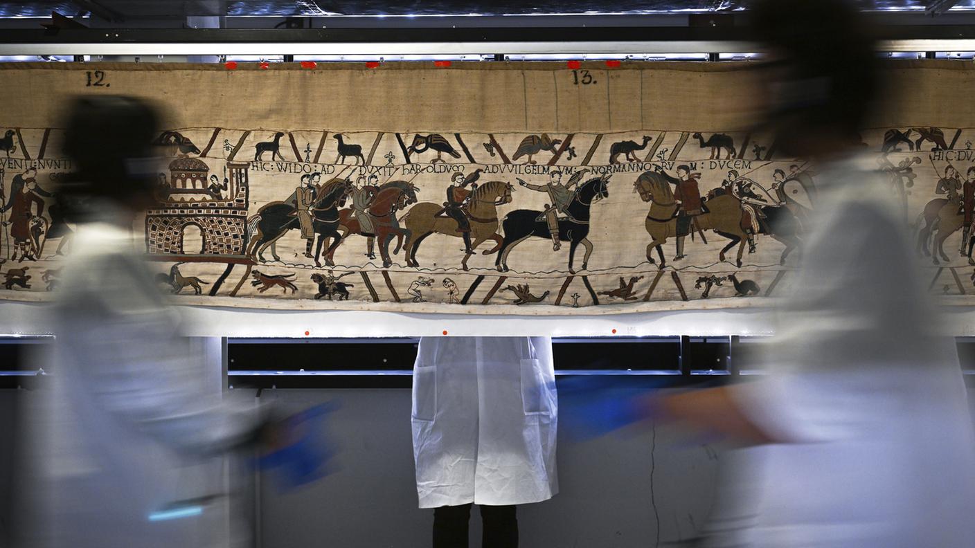 I preparativi a Bayeux per trasferire la preziosa opera a Londra
