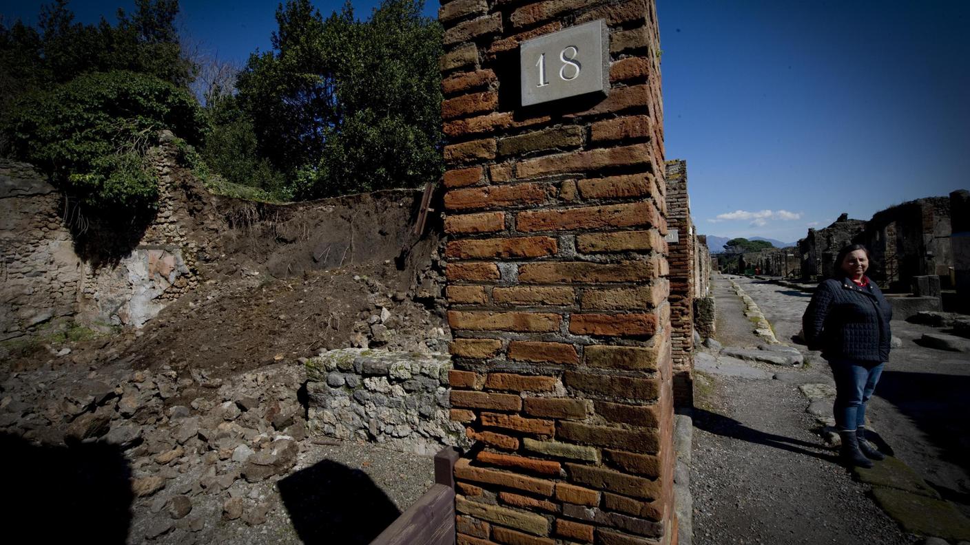 crollo 4 pompei 3.3.2014 ansa.jpg