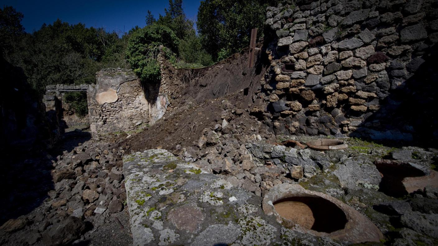 crollo 1 pompei 3.3.2014 ansa.jpg