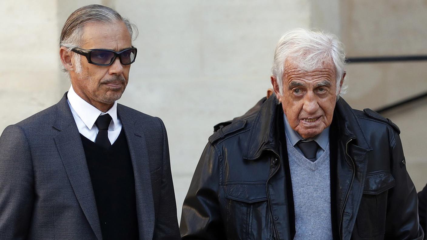 Jean-Paul Belmondo con al fianco il figlio Paul alla cerimonia di commiato da Charles Aznavour nel 2018