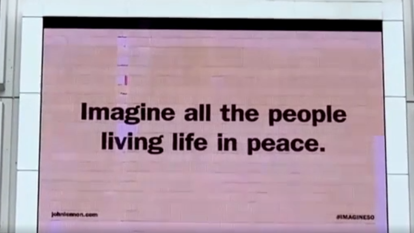 Il testo di "Imagine" proiettato sui palazzi in tutto il mondo