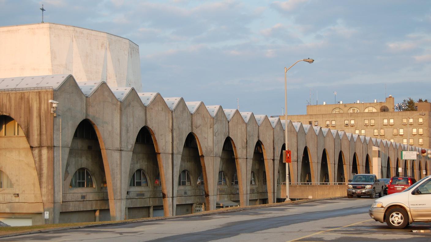 brutalismo CÉGEP_Chicoutimi_aile_H wikipedia.jpg