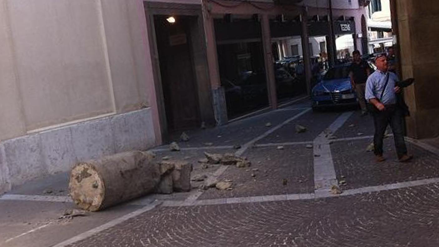La statua dopo il tamponamento