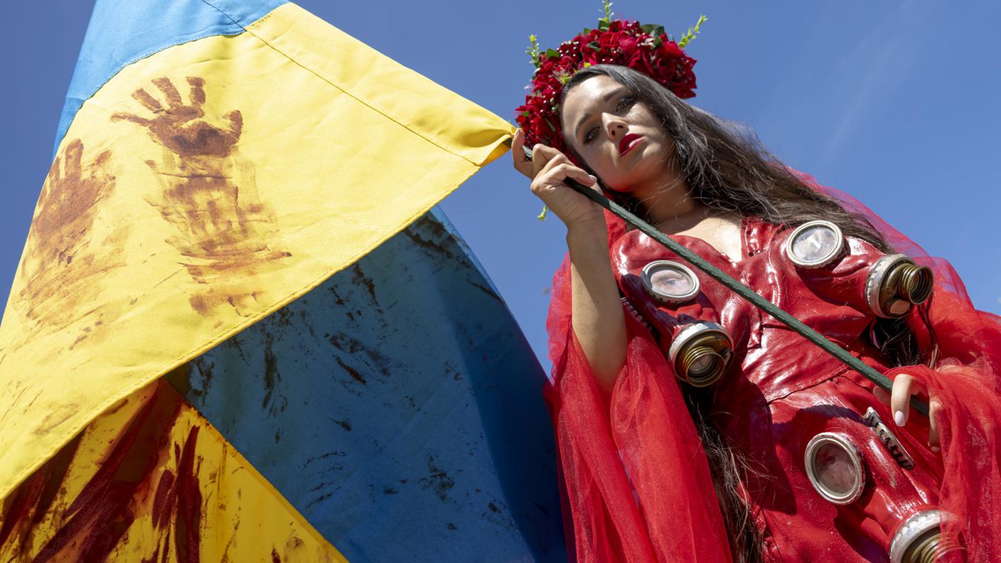 Fuori dalla fiera, il "Chernobyl Bride Project", performance di Olesya Lesnaya