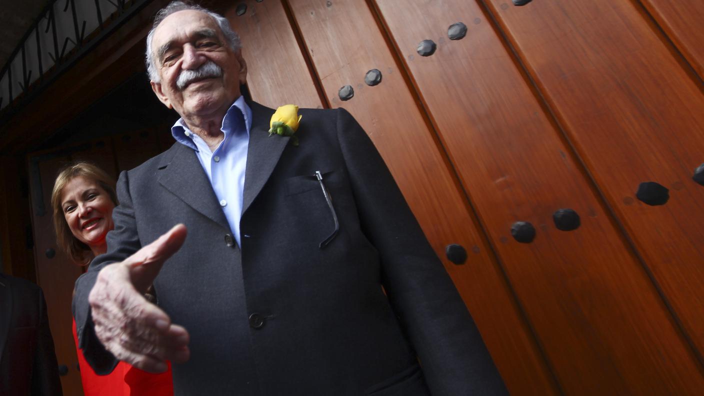 Gabriel Garcia Marquez saluta i giornalisti il giorno del suo compleanno