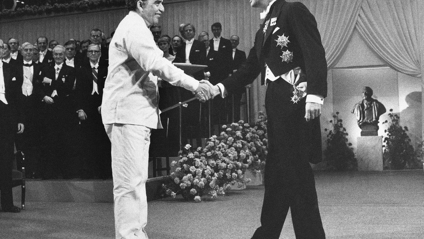 Gabriel Garcia Marquez riceve il Nobel nel 1982 da Re Carlo Gustavo di Svezia a Stoccolma