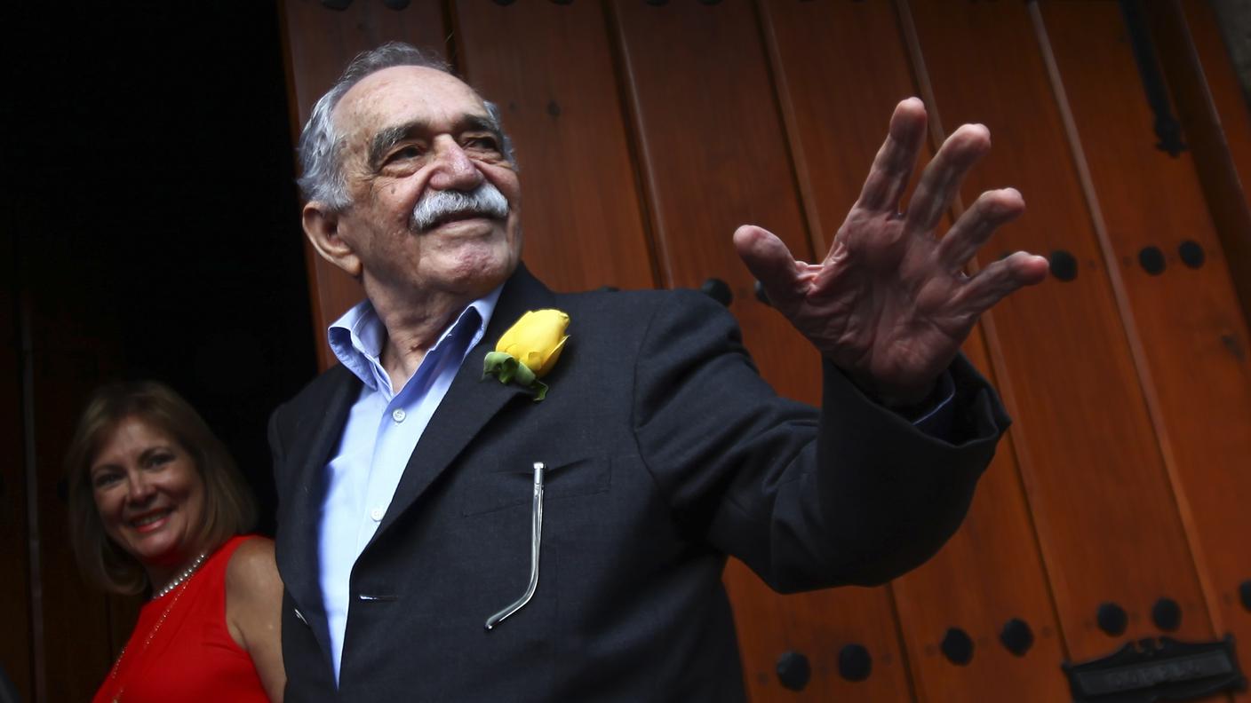 Gabriel Garcia Marquez saluta gli amici il giorno del suo compleanno (reuters).jpg
