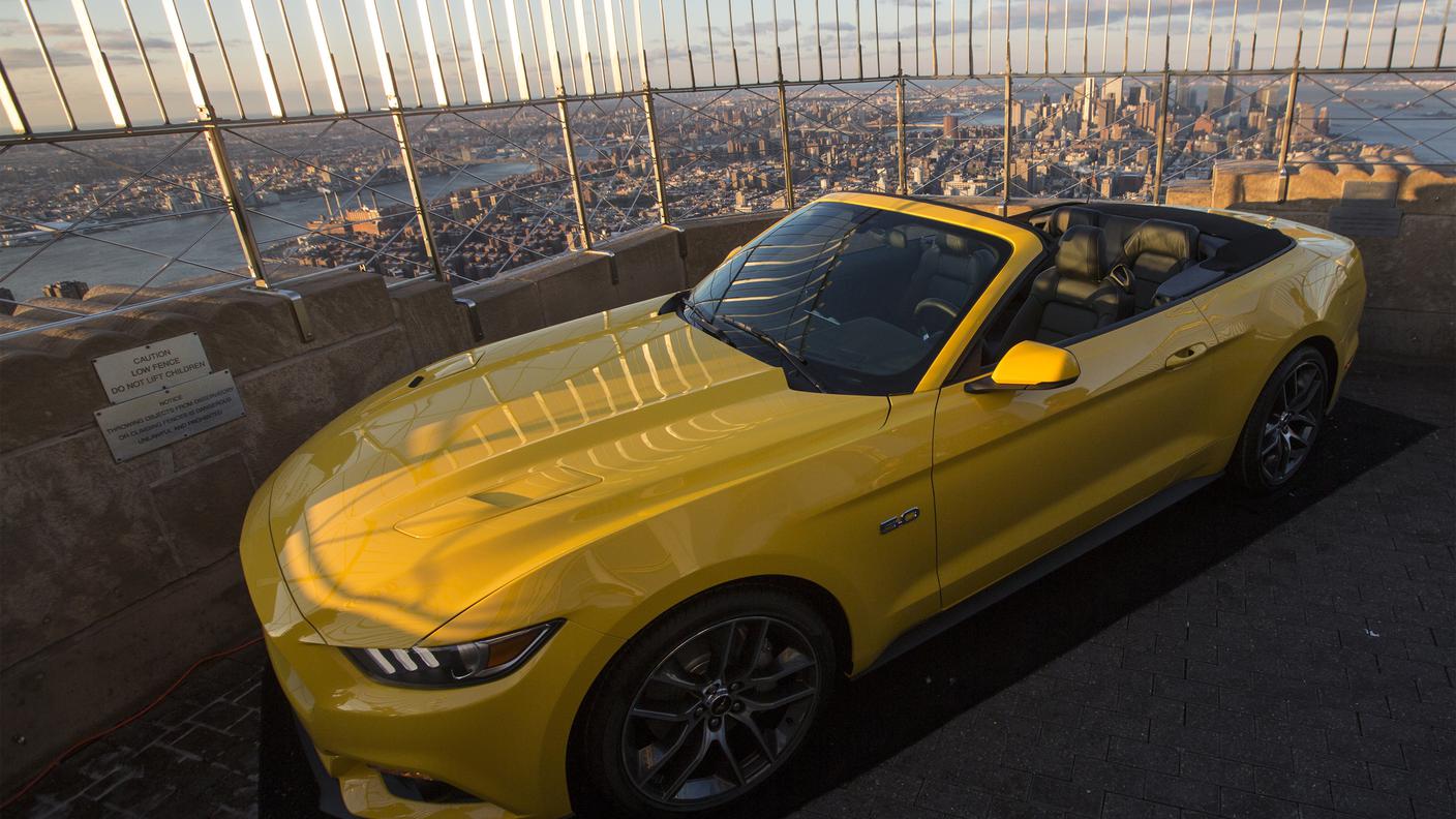 La Ford Mustang sul tetto dell'Empire State Building (reuters) 140416.jpg