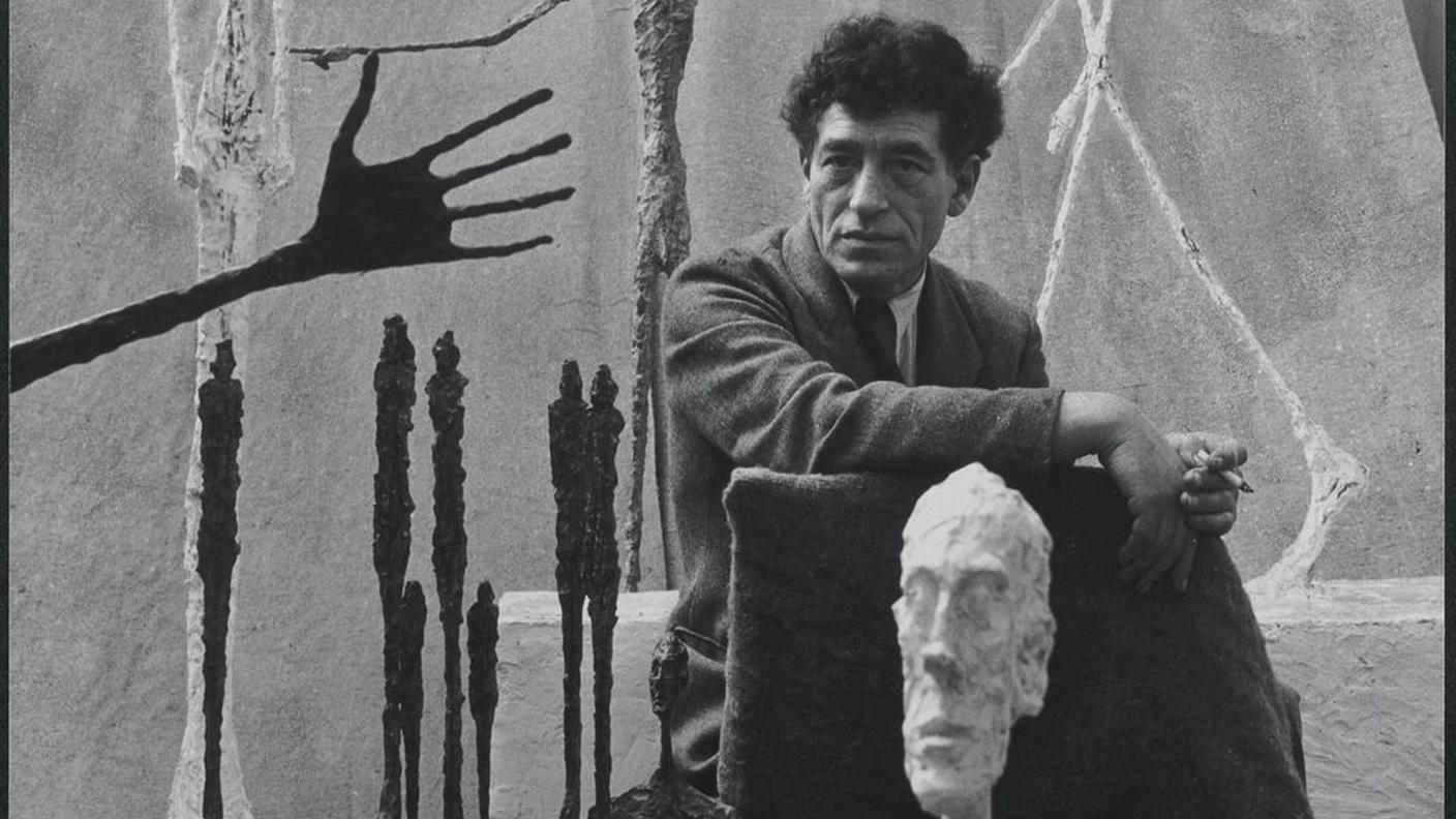 Alberto Giacometti con alcune delle sue sculture
