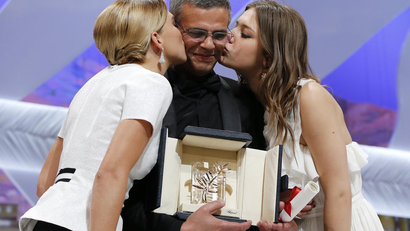 Abdellatif Kechiche, a Cannes, con le protagoniste del film Adele Exarchopoulos e Lea Seydoux