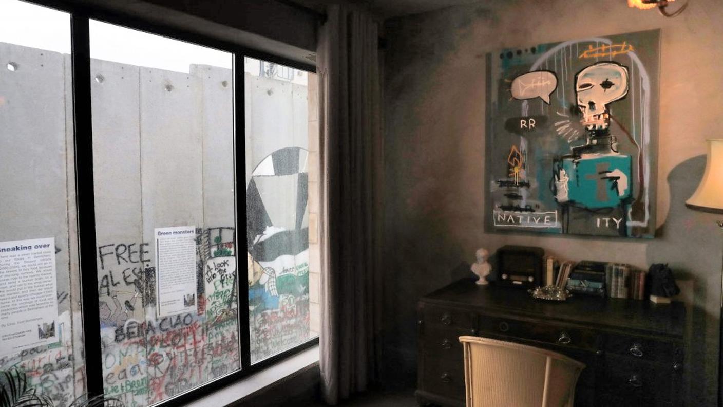 Una finestra che dà direttamente sul muro
