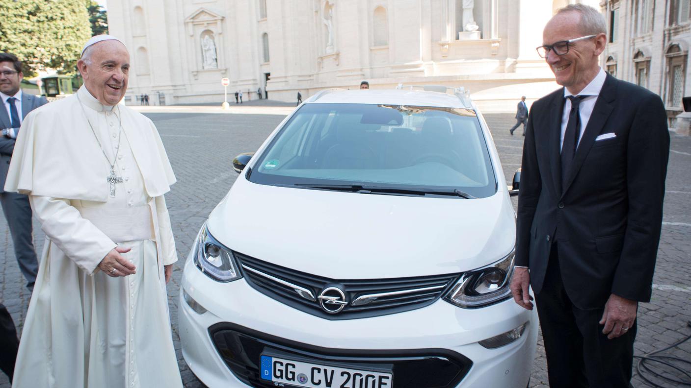 Papa Francesco riceve l'Ampera-e dalle mani del capo della Opel, Dr. Neumann