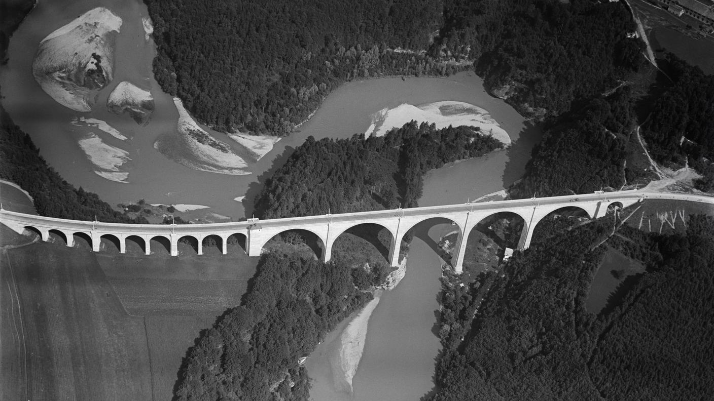 Uno scatto datato 1926 del ponte stradale a Pérolles