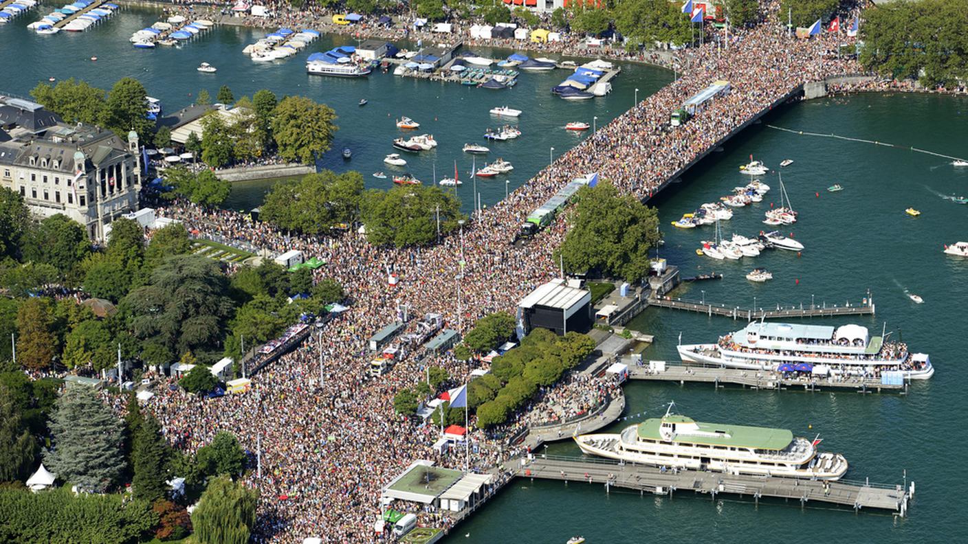 Un'immagine aerea del centro città durante l'evento