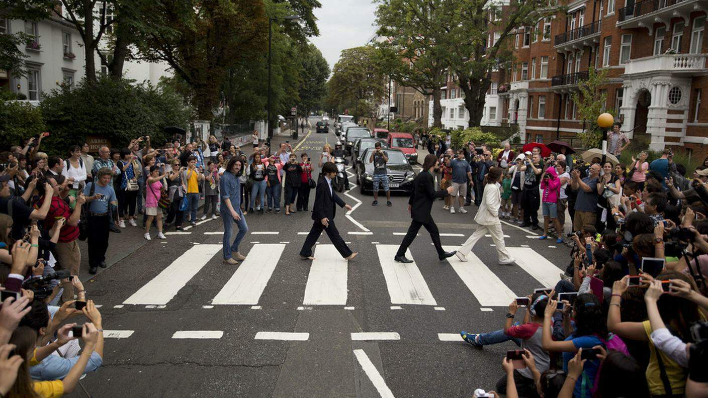 Il passaggio pedonale di Abbey Road reso celebre dai Beatles