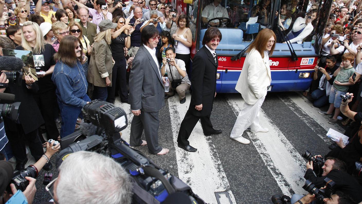 Emuli dei Beatles sul mitico passaggio in mezzo al caos