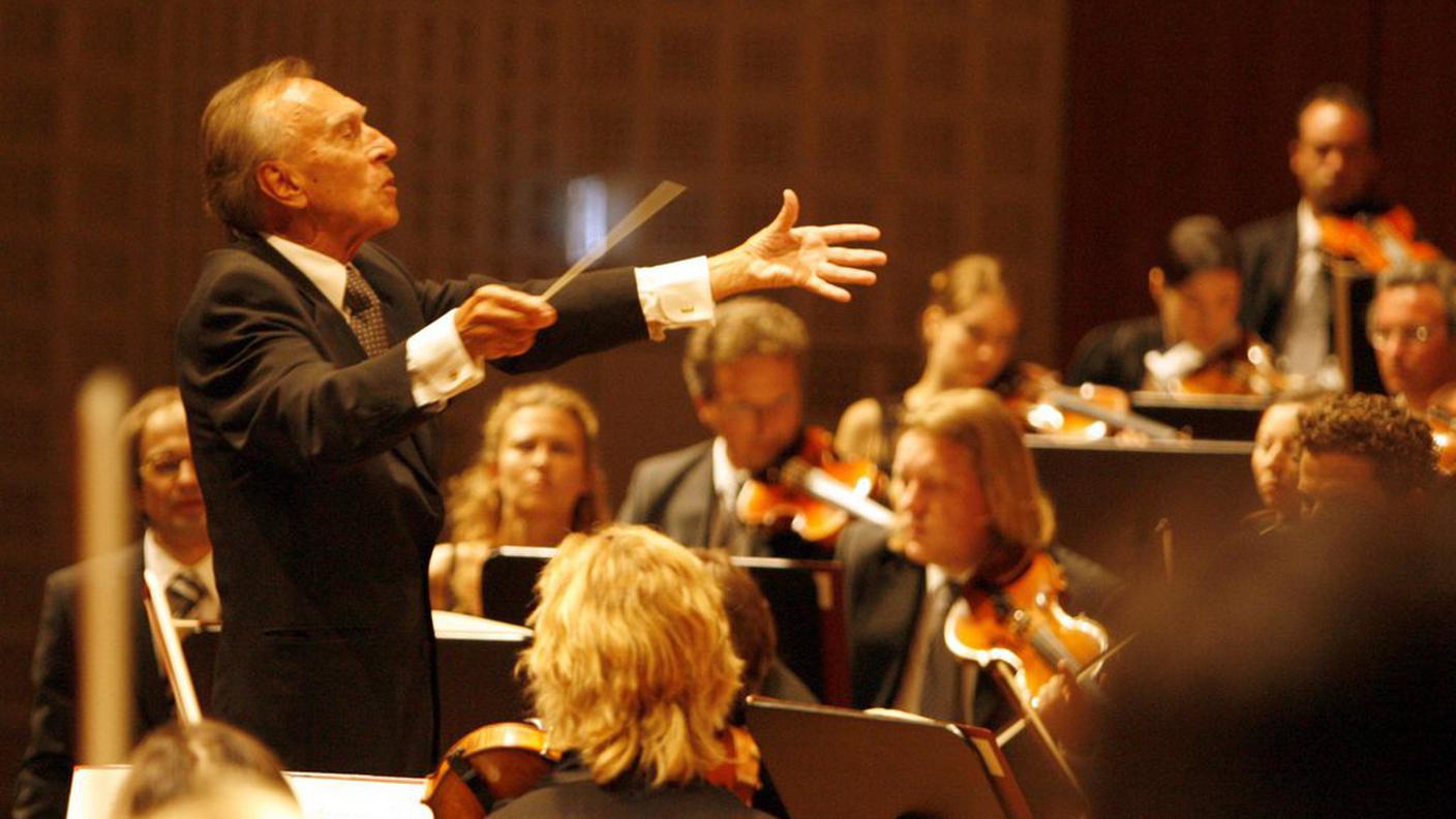 Claudio Abbado impegnato con l'Orchestra di Lucerna