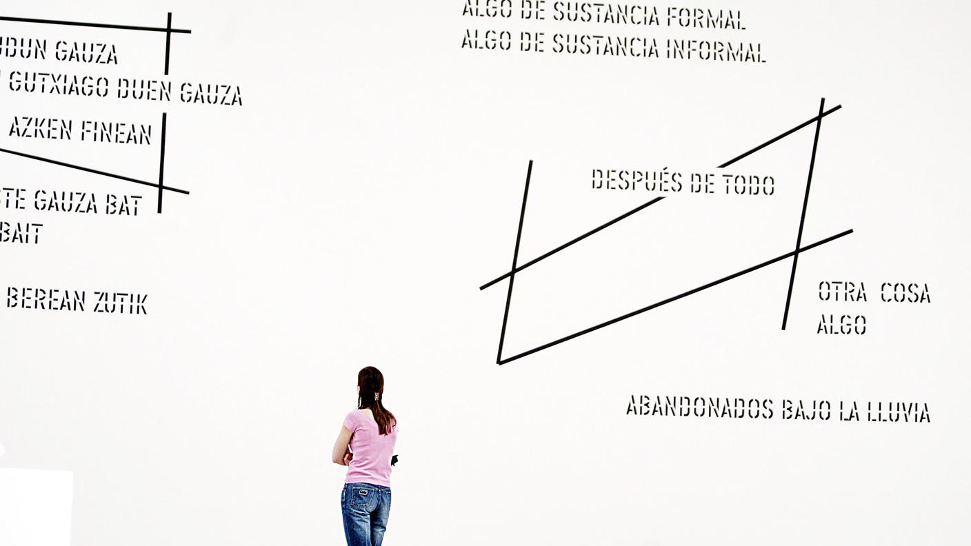 Una visitatrice ammira la creazione After All esposta al museo Guggenheim di Bilbao nel 2004