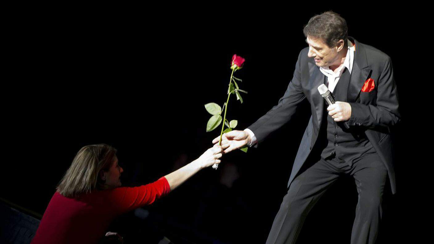 Udo Juergens omaggiato con una rosa durante il concerto all'Hallenstadion nel 2012
